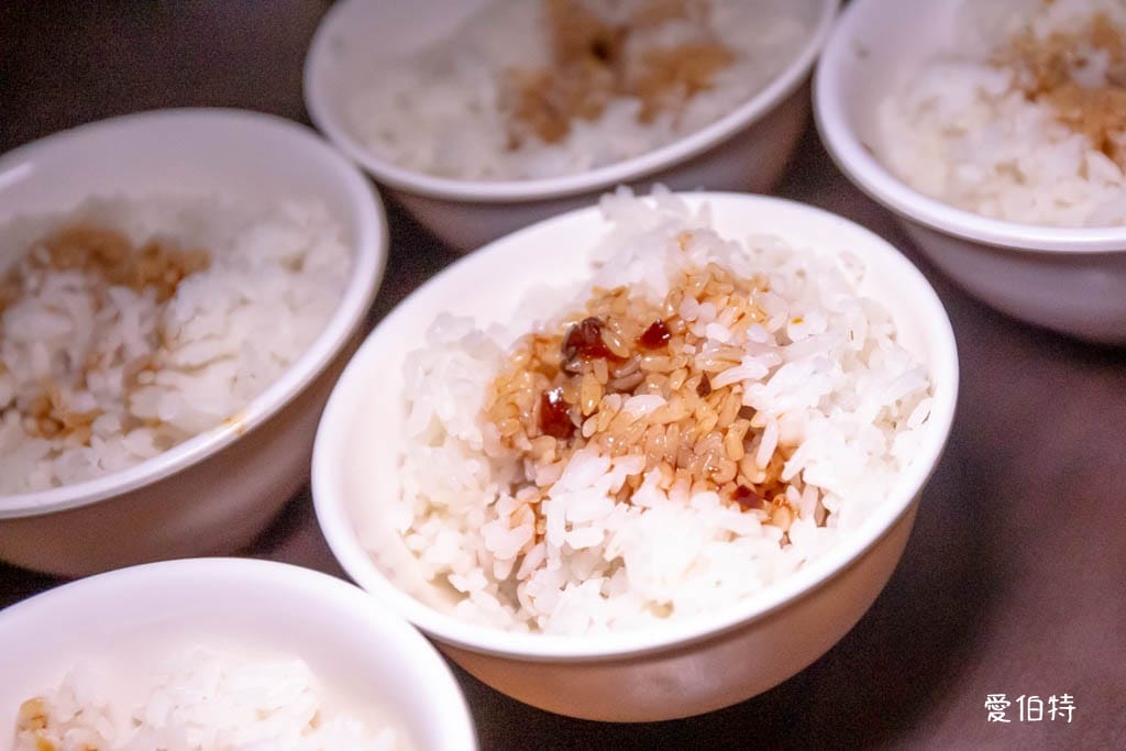 台灣磚窯雞三峽店（菜單龍眼木烤雞，餐點份量多，雞油拌飯免費吃到飽）