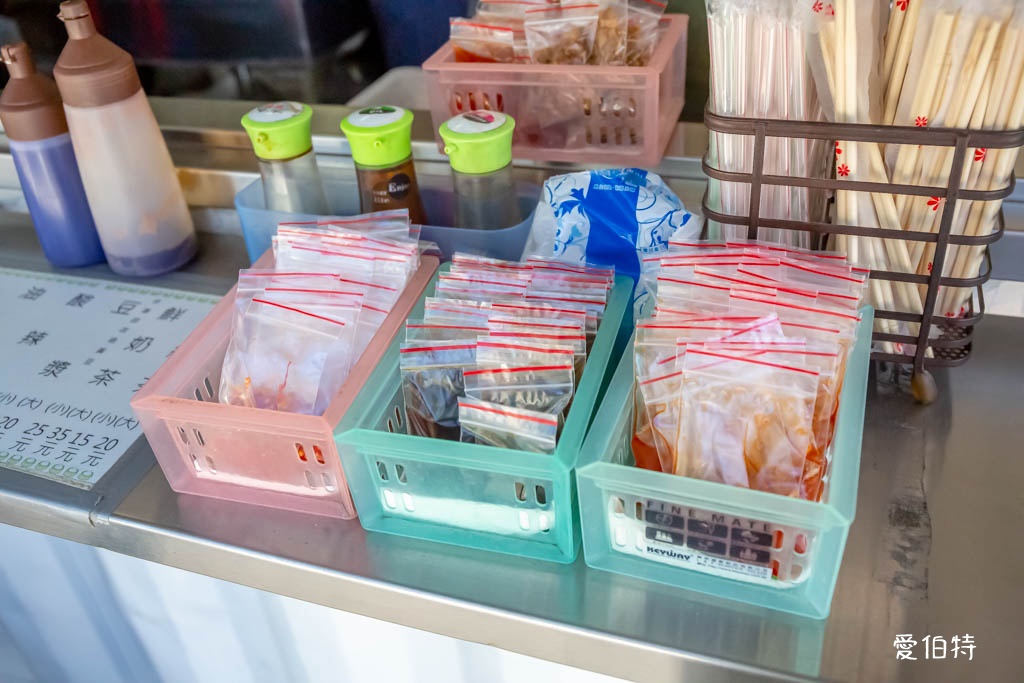 貨櫃屋小籠包｜蘆竹早餐，厚實老麵皮，內餡調味不錯又大顆 @愛伯特