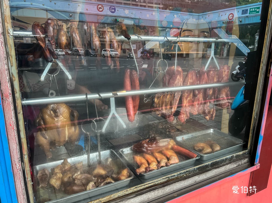 桃園八德關記燒臘｜部桃醫院天橋下超人氣燒臘便當 @愛伯特