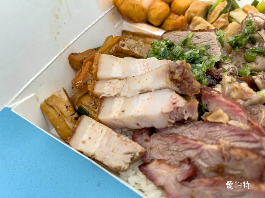 桃園八德關記燒臘｜部桃醫院天橋下超人氣燒臘便當 @愛伯特