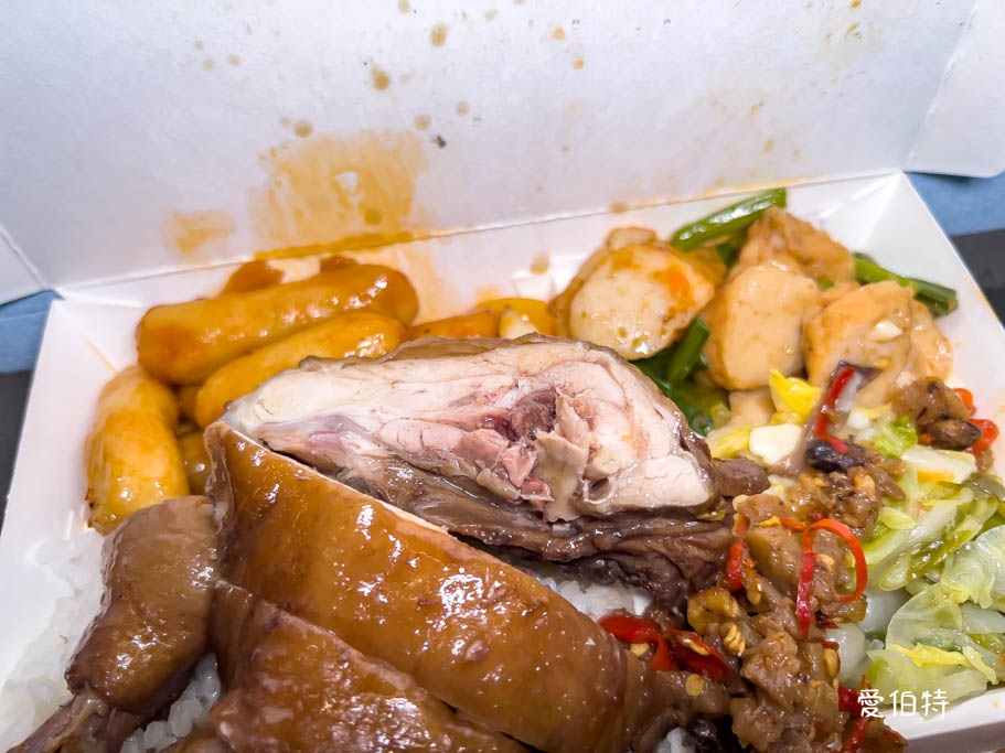 桃園八德關記燒臘｜部桃醫院天橋下超人氣燒臘便當 @愛伯特