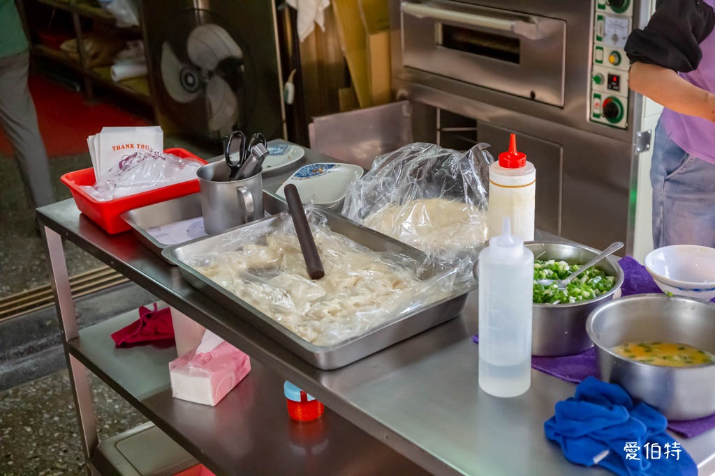 龍東路胡椒餅店|忠貞市場龍岡早餐推薦,蛋餅、烤饅頭都好吃 @愛伯特