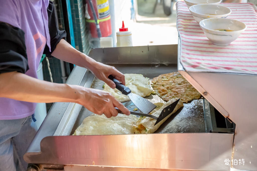 龍東路胡椒餅店｜忠貞市場龍岡早餐推薦，蛋餅、烤饅頭都好吃 @愛伯特