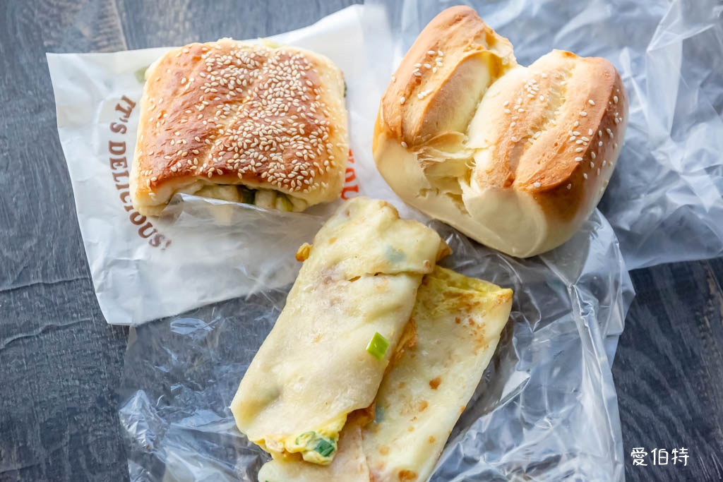 龍東路胡椒餅店|忠貞市場龍岡早餐推薦,蛋餅、烤饅頭都好吃 @愛伯特