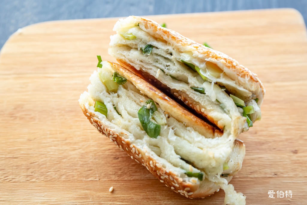 龍東路胡椒餅店|忠貞市場龍岡早餐推薦,蛋餅、烤饅頭都好吃 @愛伯特