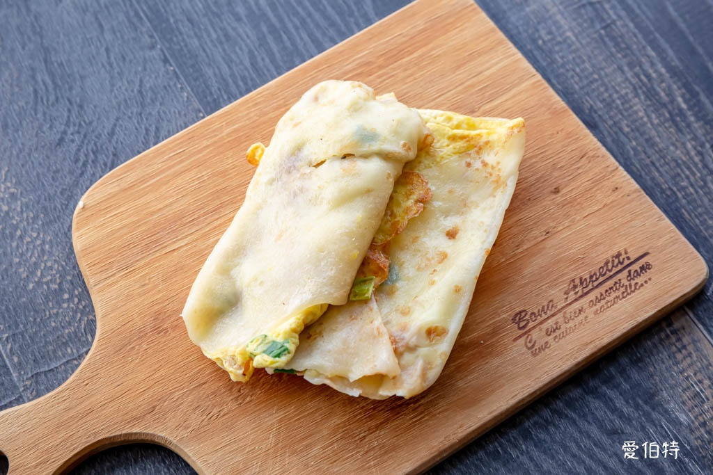 龍東路胡椒餅店｜忠貞市場龍岡早餐推薦，蛋餅、烤饅頭都好吃 @愛伯特