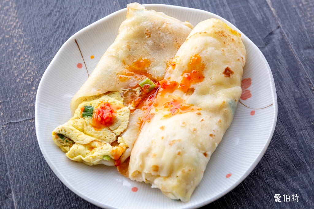 龍東路胡椒餅店|忠貞市場龍岡早餐推薦,蛋餅、烤饅頭都好吃 @愛伯特