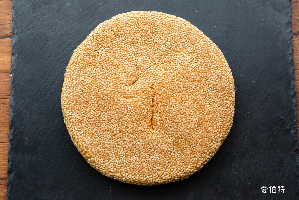 淡水老街美食推薦｜新建成餅店，大餅芝麻蛋黃，麻糬紅豆都不錯 @愛伯特