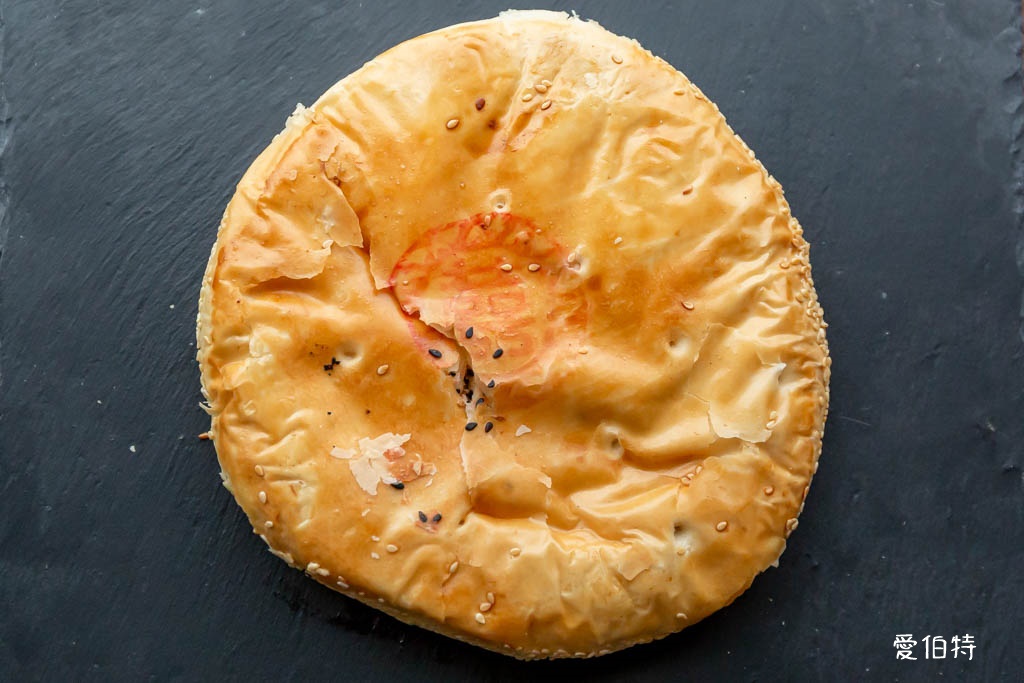 淡水老街美食推薦｜新建成餅店，大餅芝麻蛋黃，麻糬紅豆都不錯 @愛伯特