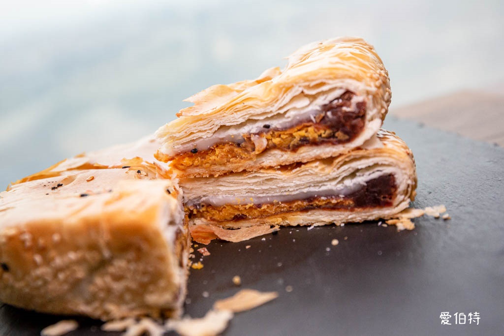 淡水老街美食推薦｜新建成餅店，大餅芝麻蛋黃，麻糬紅豆都不錯 @愛伯特