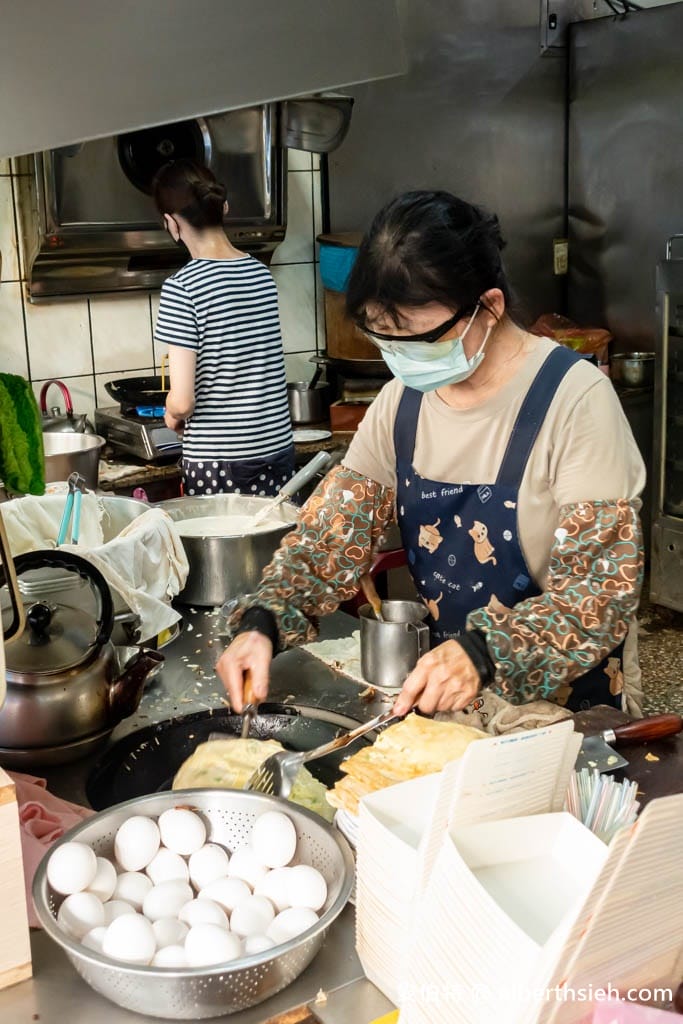 桃園八德松柏林傳統蛋餅早餐店|蘿蔔糕加粉漿蛋餅淋上辣油超好吃 - 第10張圖 桃園八德松柏林傳統蛋餅早餐店|蘿蔔糕加粉漿蛋餅淋上辣油超好吃