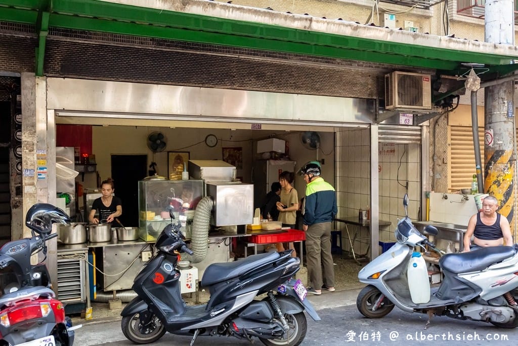 桃園八德松柏林傳統蛋餅早餐店|蘿蔔糕加粉漿蛋餅淋上辣油超好吃 - 第3張圖 桃園八德松柏林傳統蛋餅早餐店|蘿蔔糕加粉漿蛋餅淋上辣油超好吃