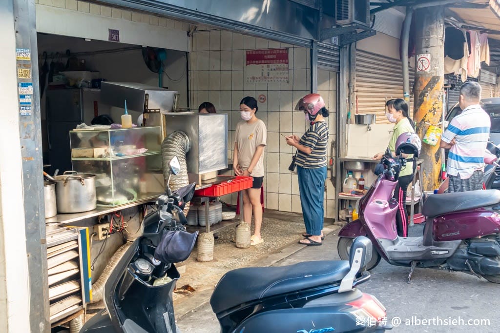 桃園八德松柏林傳統蛋餅早餐店|蘿蔔糕加粉漿蛋餅淋上辣油超好吃 - 第4張圖 桃園八德松柏林傳統蛋餅早餐店|蘿蔔糕加粉漿蛋餅淋上辣油超好吃
