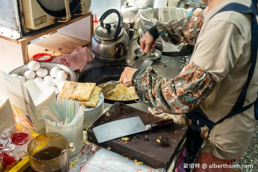 桃園八德松柏林傳統蛋餅早餐店|蘿蔔糕加粉漿蛋餅淋上辣油超好吃 - 第11張圖 桃園八德松柏林傳統蛋餅早餐店|蘿蔔糕加粉漿蛋餅淋上辣油超好吃