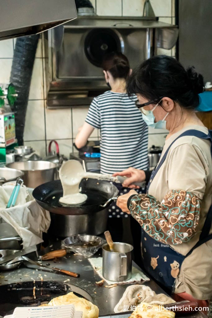 桃園八德松柏林傳統蛋餅早餐店|蘿蔔糕加粉漿蛋餅淋上辣油超好吃 - 第9張圖 桃園八德松柏林傳統蛋餅早餐店|蘿蔔糕加粉漿蛋餅淋上辣油超好吃