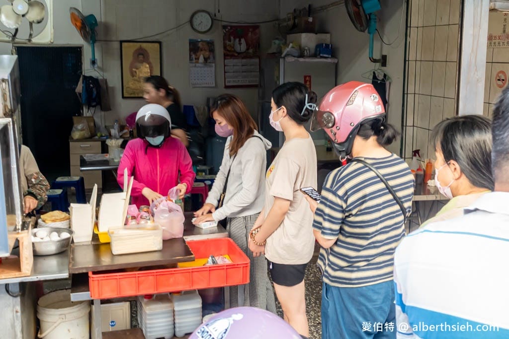 桃園八德松柏林傳統蛋餅早餐店|蘿蔔糕加粉漿蛋餅淋上辣油超好吃 - 第5張圖 桃園八德松柏林傳統蛋餅早餐店|蘿蔔糕加粉漿蛋餅淋上辣油超好吃
