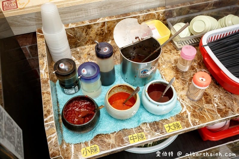 蘆竹楊記牛肉麵大竹店，滷味好吃，麵條Q彈湯頭美味，辣椒超對味