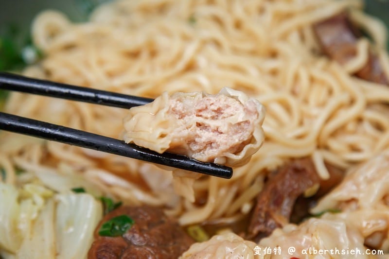 蘆竹楊記牛肉麵大竹店，滷味好吃，麵條Q彈湯頭美味，辣椒超對味