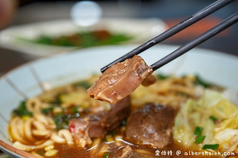 蘆竹楊記牛肉麵大竹店，滷味好吃，麵條Q彈湯頭美味，辣椒超對味