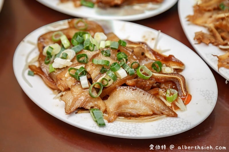蘆竹楊記牛肉麵大竹店，滷味好吃，麵條Q彈湯頭美味，辣椒超對味