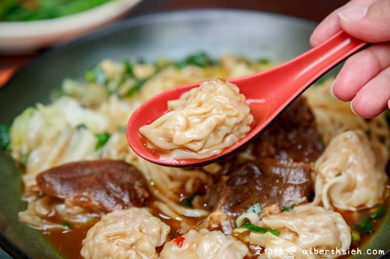 蘆竹楊記牛肉麵大竹店，滷味好吃，麵條Q彈湯頭美味，辣椒超對味