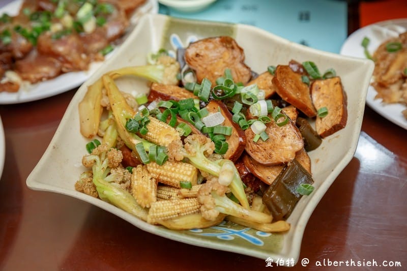 蘆竹楊記牛肉麵大竹店，滷味好吃，麵條Q彈湯頭美味，辣椒超對味