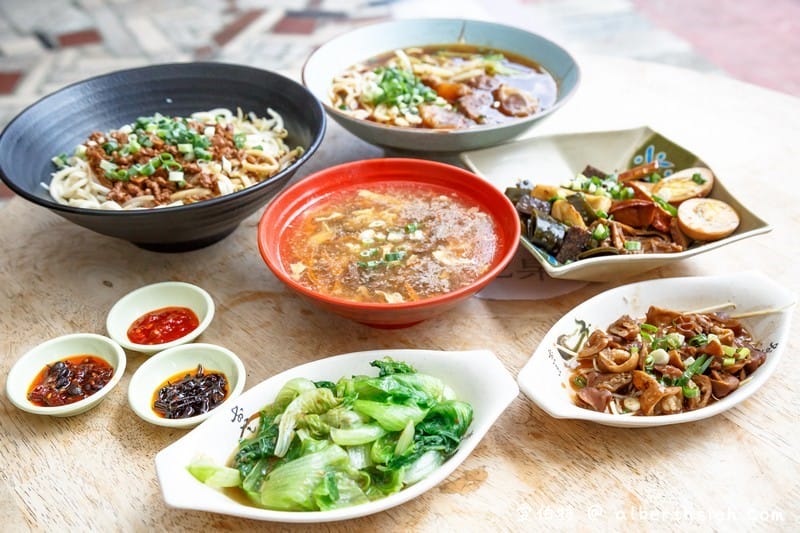 蘆竹楊記牛肉麵大竹店，滷味好吃，麵條Q彈湯頭美味，辣椒超對味