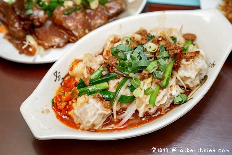 蘆竹楊記牛肉麵大竹店，滷味好吃，麵條Q彈湯頭美味，辣椒超對味