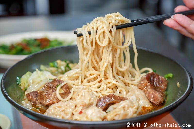 蘆竹楊記牛肉麵大竹店，滷味好吃，麵條Q彈湯頭美味，辣椒超對味