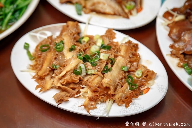 蘆竹楊記牛肉麵大竹店，滷味好吃，麵條Q彈湯頭美味，辣椒超對味