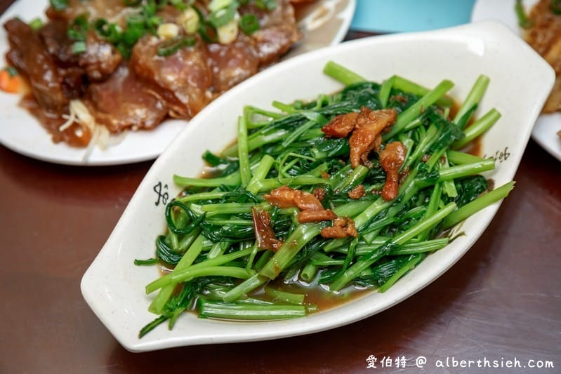 蘆竹楊記牛肉麵大竹店，滷味好吃，麵條Q彈湯頭美味，辣椒超對味