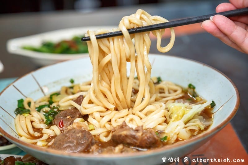 蘆竹楊記牛肉麵大竹店，滷味好吃，麵條Q彈湯頭美味，辣椒超對味