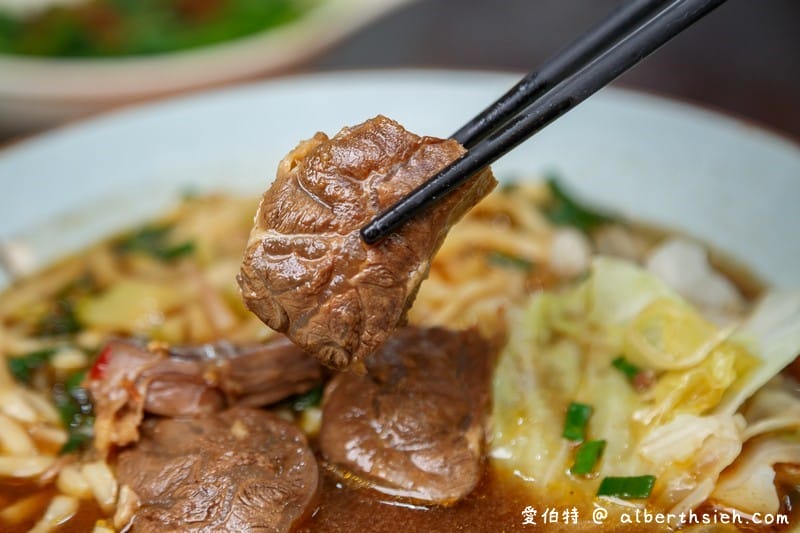 蘆竹楊記牛肉麵大竹店，滷味好吃，麵條Q彈湯頭美味，辣椒超對味