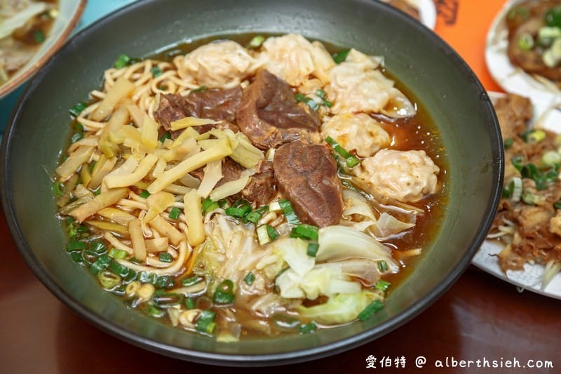 蘆竹楊記牛肉麵大竹店，滷味好吃，麵條Q彈湯頭美味，辣椒超對味