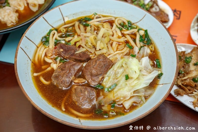 蘆竹楊記牛肉麵大竹店，滷味好吃，麵條Q彈湯頭美味，辣椒超對味