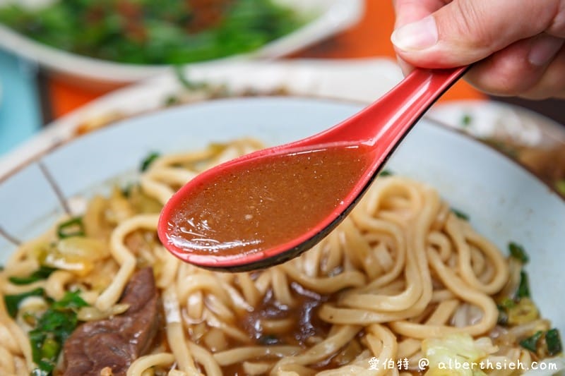 蘆竹楊記牛肉麵大竹店，滷味好吃，麵條Q彈湯頭美味，辣椒超對味