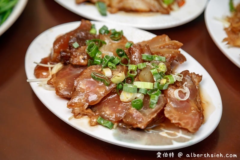 蘆竹楊記牛肉麵大竹店，滷味好吃，麵條Q彈湯頭美味，辣椒超對味
