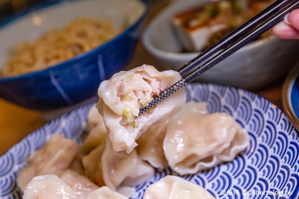 小巷子清燉牛肉麵桃園武陵店｜湯頭清爽拉麵Q彈有勁，滷味水餃