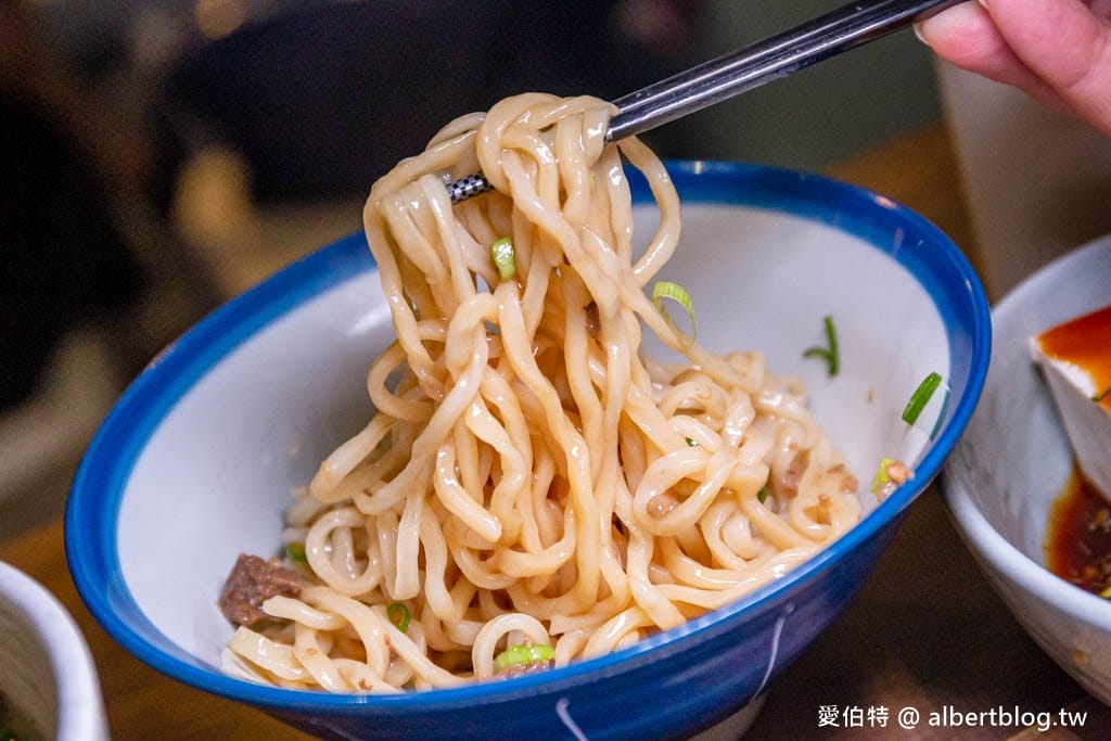小巷子清燉牛肉麵桃園武陵店｜湯頭清爽拉麵Q彈有勁，滷味水餃
