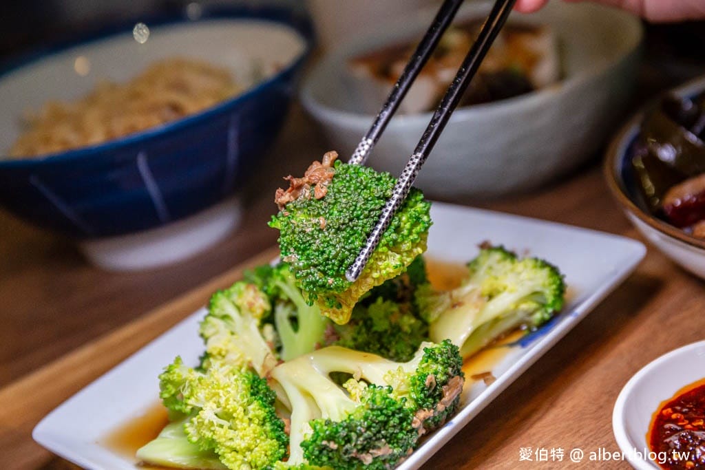 小巷子清燉牛肉麵桃園武陵店｜湯頭清爽拉麵Q彈有勁，滷味水餃