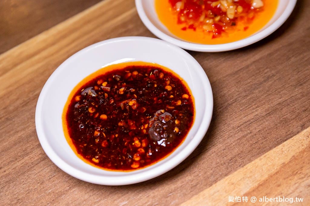 小巷子清燉牛肉麵桃園武陵店｜湯頭清爽拉麵Q彈有勁，滷味水餃
