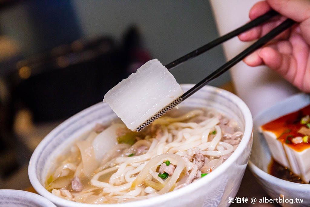小巷子清燉牛肉麵桃園武陵店｜湯頭清爽拉麵Q彈有勁，滷味水餃
