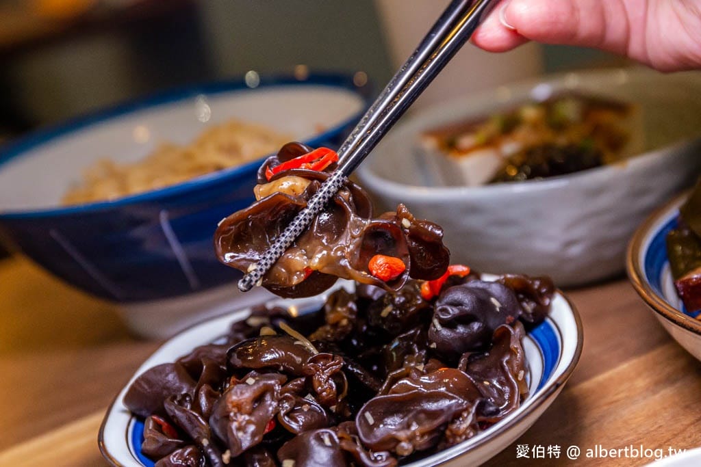 小巷子清燉牛肉麵桃園武陵店｜湯頭清爽拉麵Q彈有勁，滷味水餃