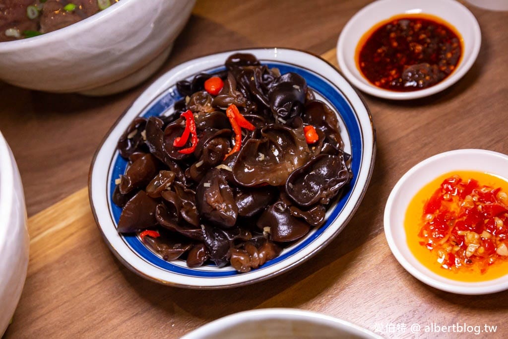 小巷子清燉牛肉麵桃園武陵店｜湯頭清爽拉麵Q彈有勁，滷味水餃