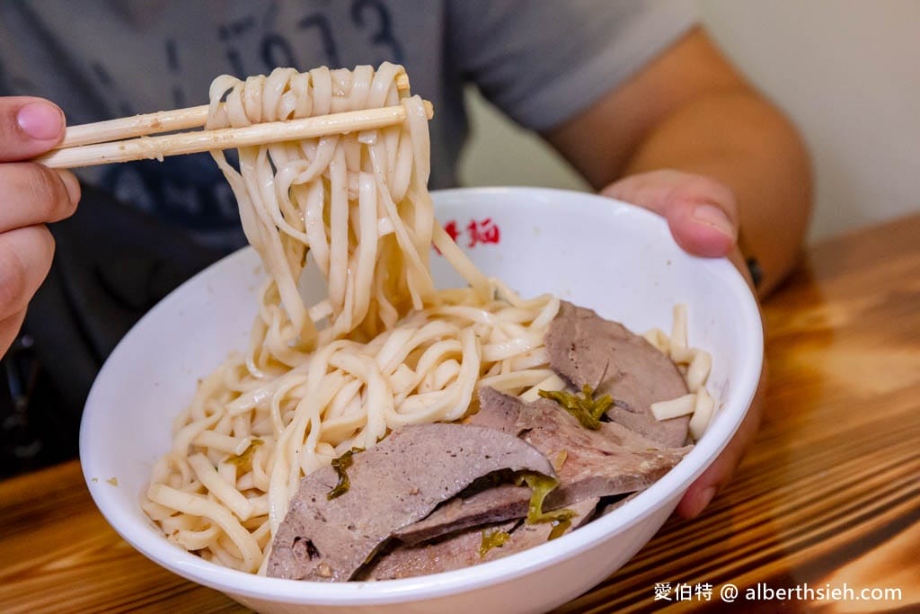金榜拌麵．桃園龜山迴龍龍華科大美食推薦（份量超足的乾拌麵蒜香滿分！內用豬骨牛肉清湯隨你喝！）