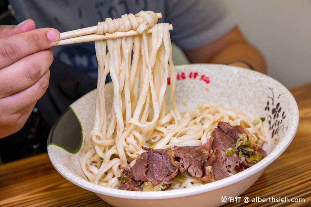 金榜拌麵．桃園龜山迴龍龍華科大美食推薦（份量超足的乾拌麵蒜香滿分！內用豬骨牛肉清湯隨你喝！）