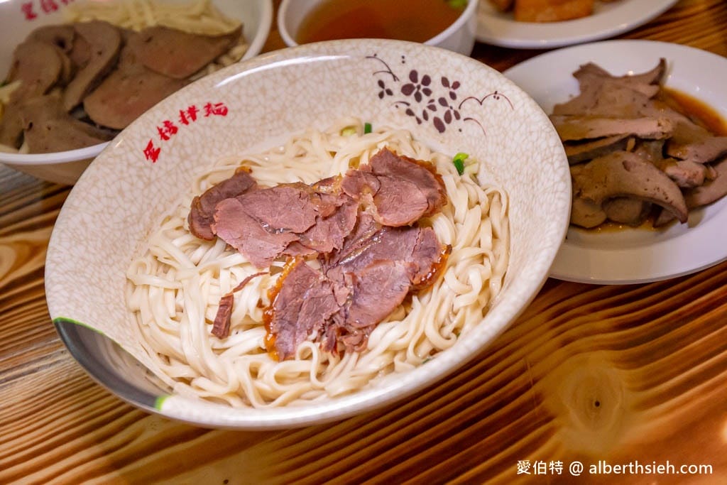 金榜拌麵．桃園龜山迴龍龍華科大美食推薦（份量超足的乾拌麵蒜香滿分！內用豬骨牛肉清湯隨你喝！）