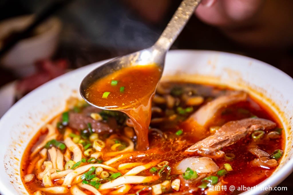 新竹新豐老兄牛肉麵：在地老饕大推！濃郁湯頭，油豆腐好吃