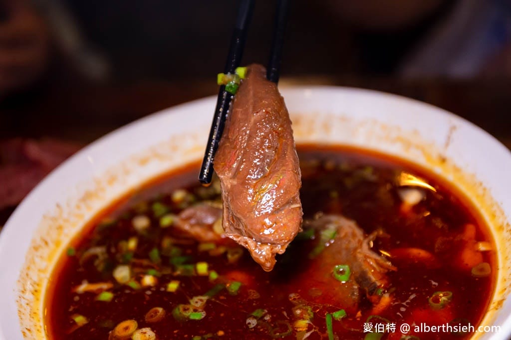 新竹新豐老兄牛肉麵：在地老饕大推！濃郁湯頭，油豆腐好吃