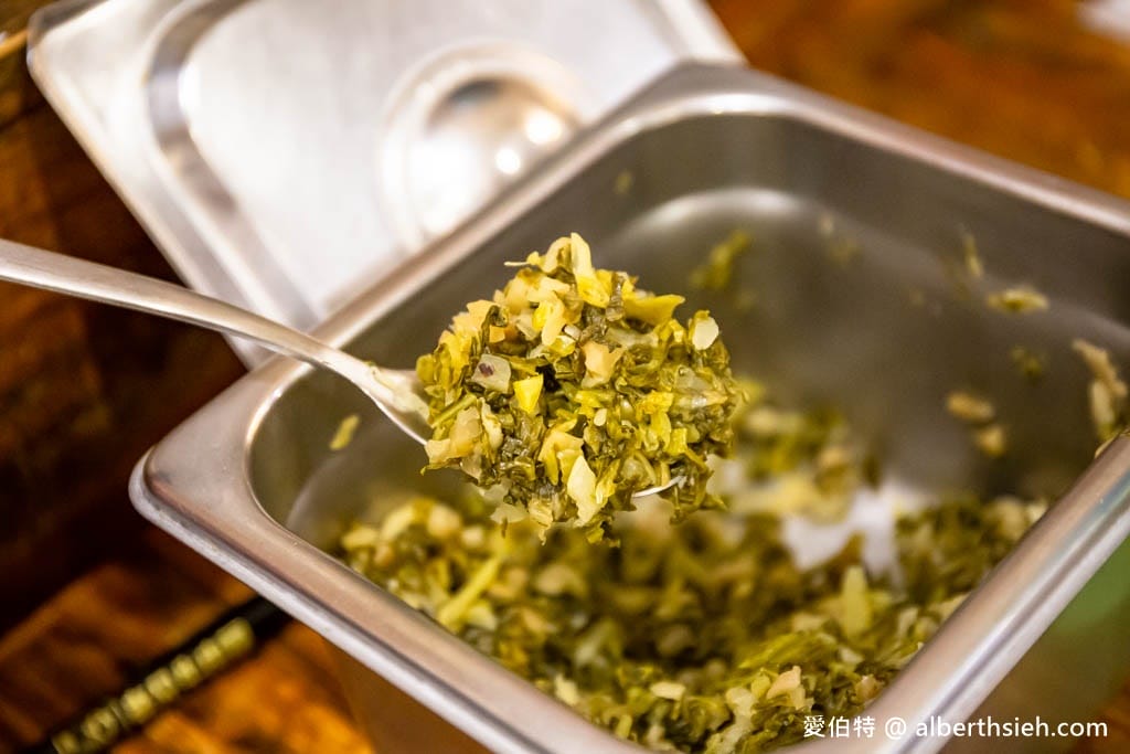 新竹新豐老兄牛肉麵：在地老饕大推！濃郁湯頭，油豆腐好吃